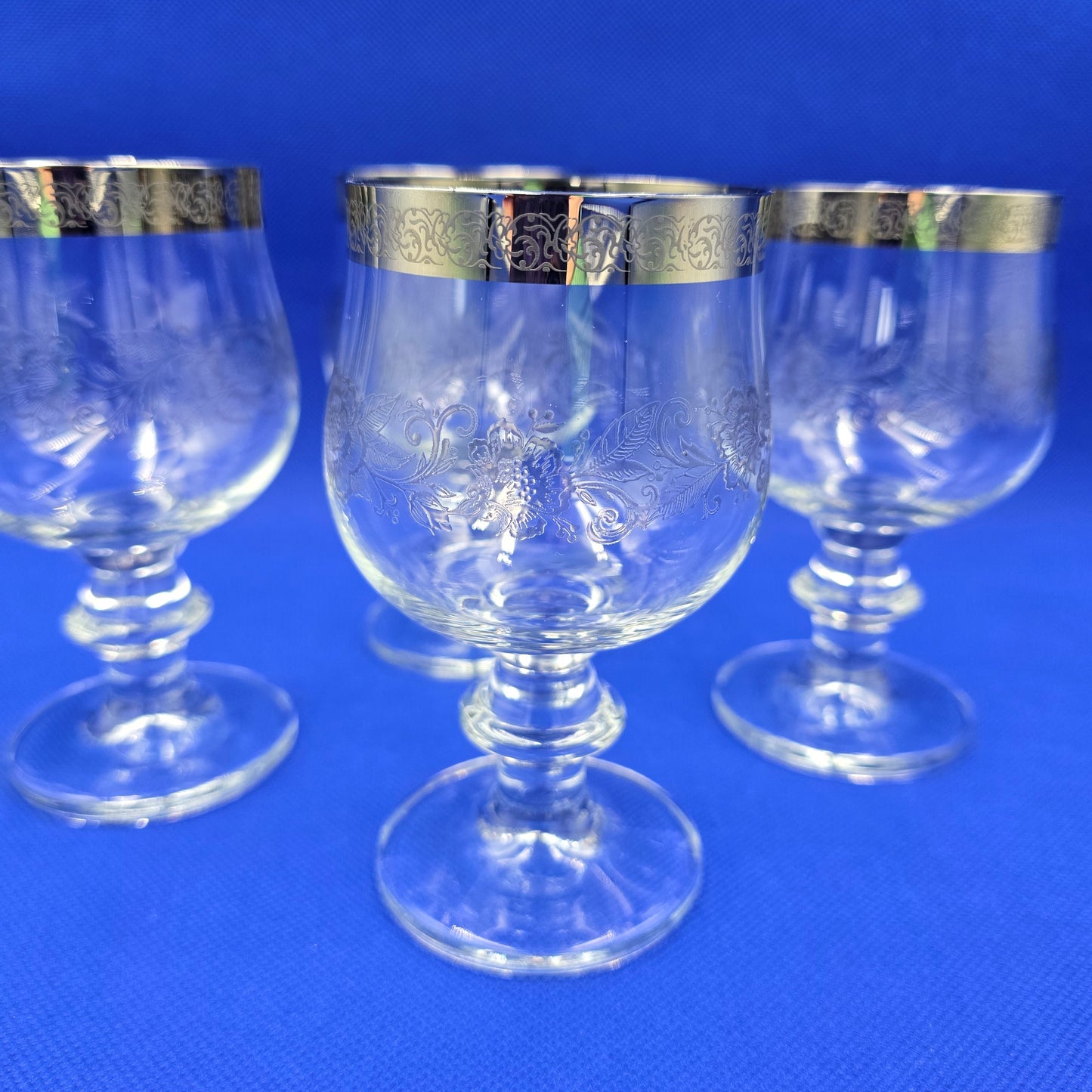 Platinos juostele puoštos brendžio taurės