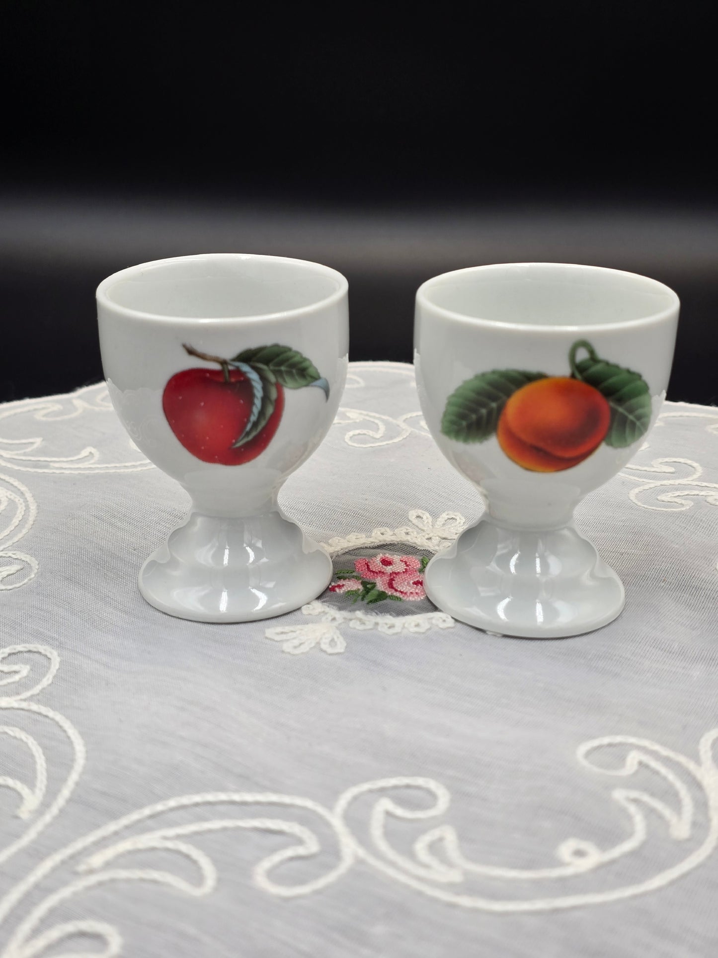 Kiaušinių indeliai su vaisiais