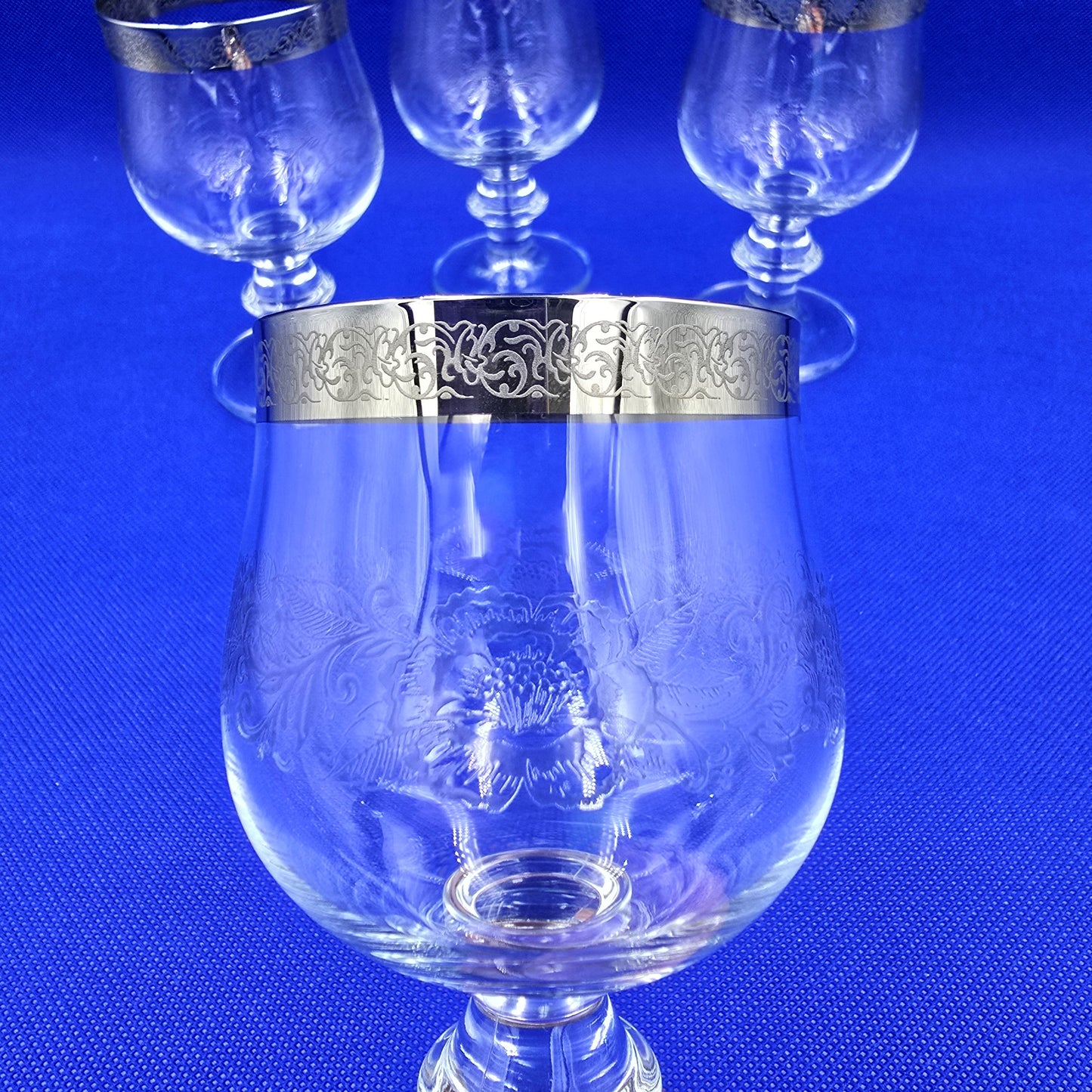 Platinos juostele puoštos brendžio taurės