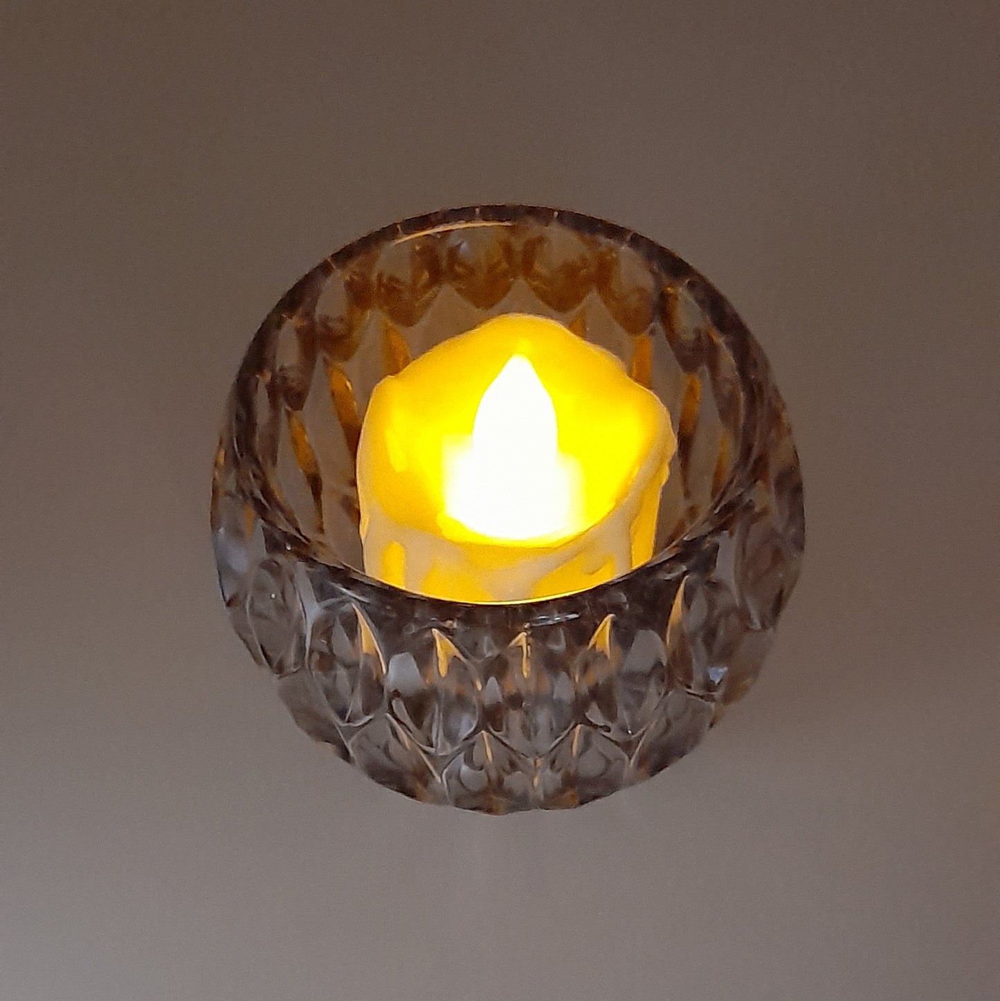 Žvakidė tamsinto stiklo šešiabriaunė