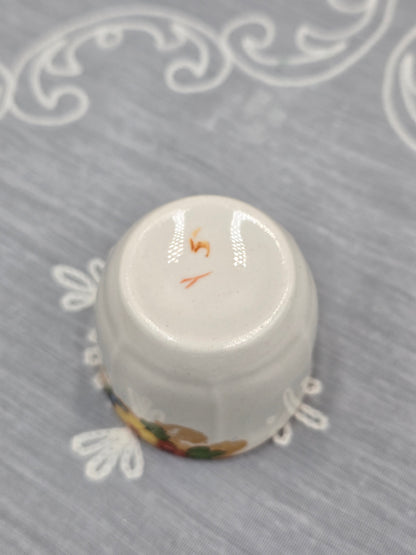 Kiaušinių indeliai su gėlytėmis