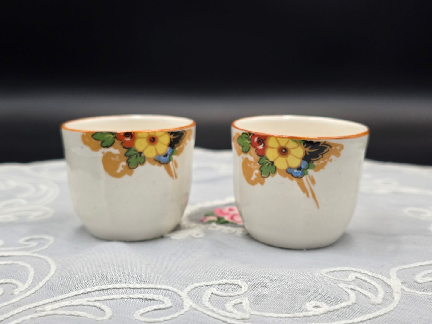 Kiaušinių indeliai su gėlytėmis