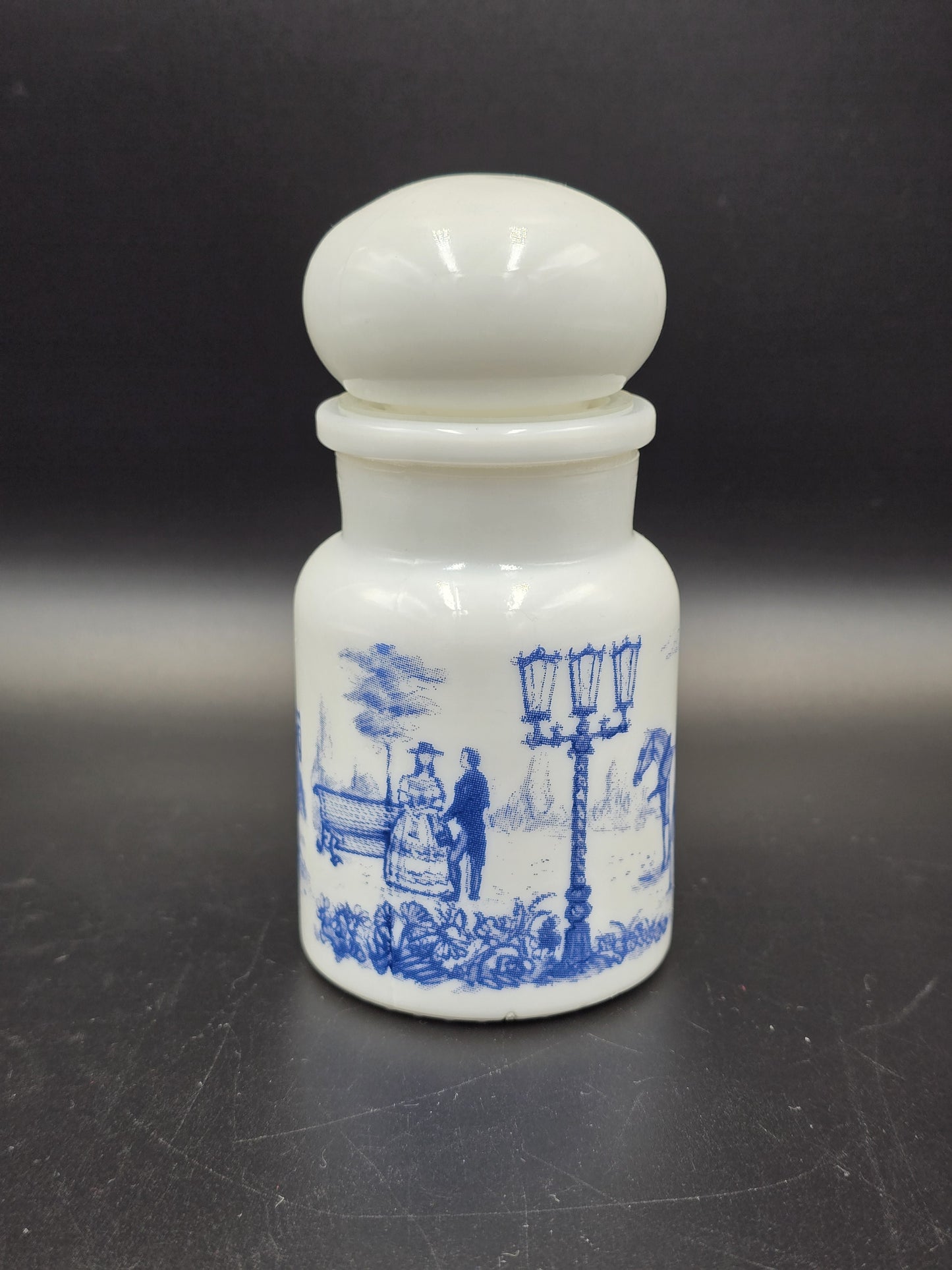 Vintažinis pieninio stiklo indelis