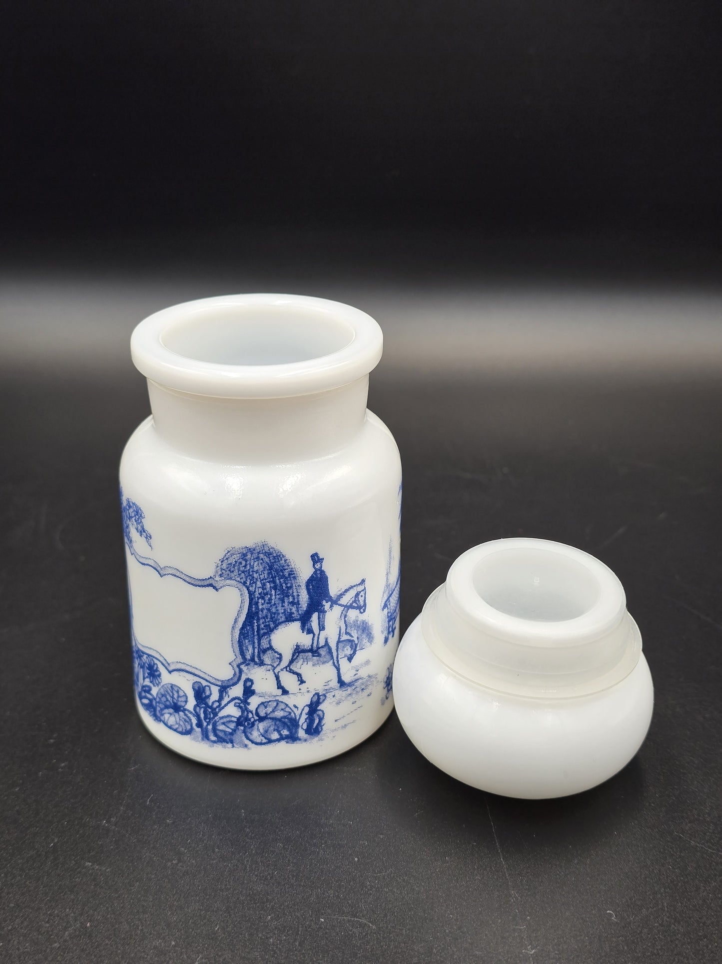 Vintažinis pieninio stiklo indelis